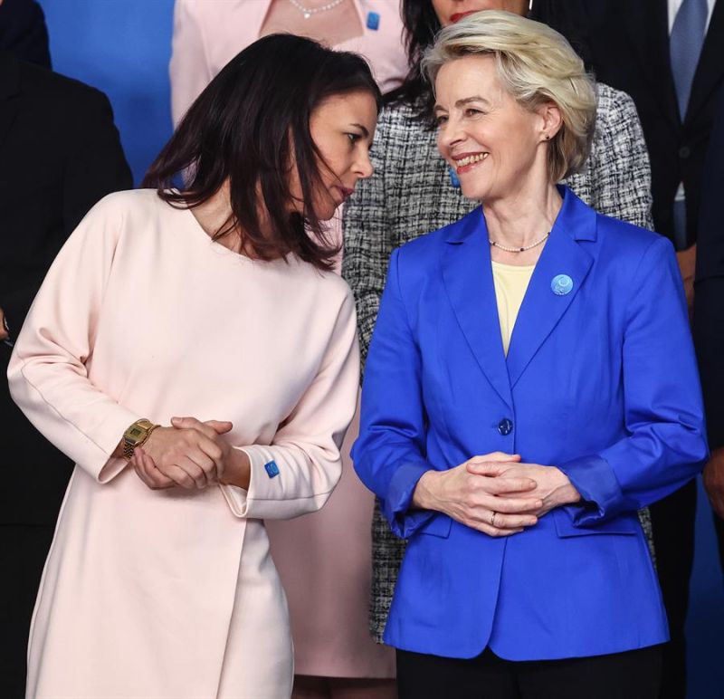 La ministra de Asuntos Exteriores alemana, Annalena Baerbock (I), y la presidenta de la Comisión Europea, Ursula von der Leyen, conversan mientras posan para una foto de grupo con otros participantes durante la Conferencia de recuperación de Ucrania EFE 0