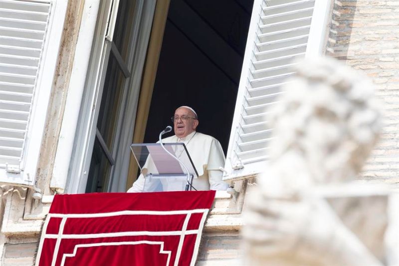 El Papa Francisco dirige el rezo del Ángelus, la tradicional oración del domingo, desde la ventana de su despacho con vista a la Plaza de San Pedro, Ciudad del Vaticano, el 1 de septiembre de 2024. (Papá) EFE/EPA/MASSIMO PERCOSSI 01 020924