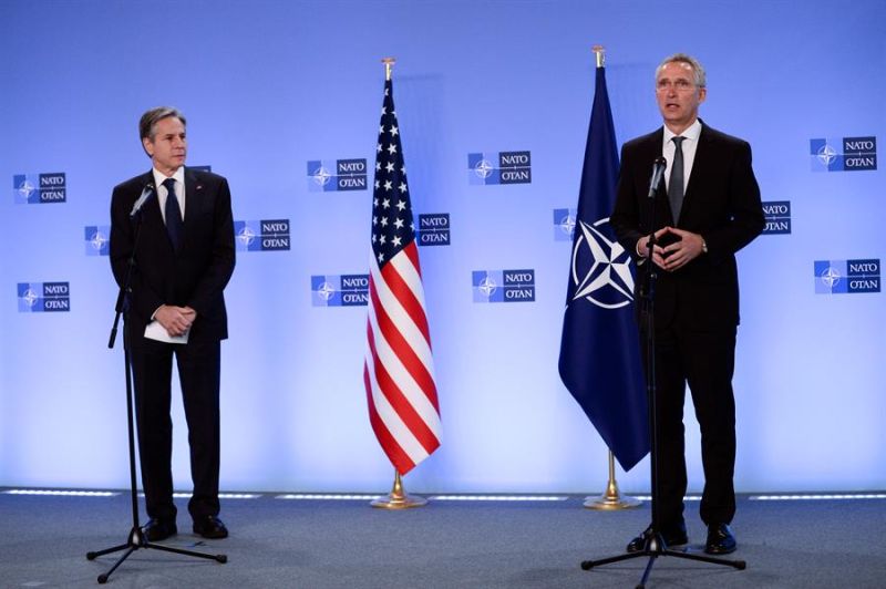 El secretario general de la OTAN, Jens Stoltenberg (i) y el secretario de Estado de EEUU, en una reunión en Bruselas en abril de 2021.