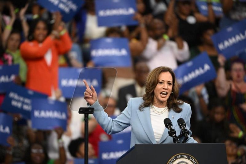 Fotografía de archivo de la vicepresidenta de Estados Unidos y candidata demócrata, Kamala Harris, durante un mitin de campaña en el Centro de Convocatoria del Estado de Georgia en Atlanta, Georgia, EE.UU., el 30 de julio de 2024.. EFE/EPA/E 01 280824