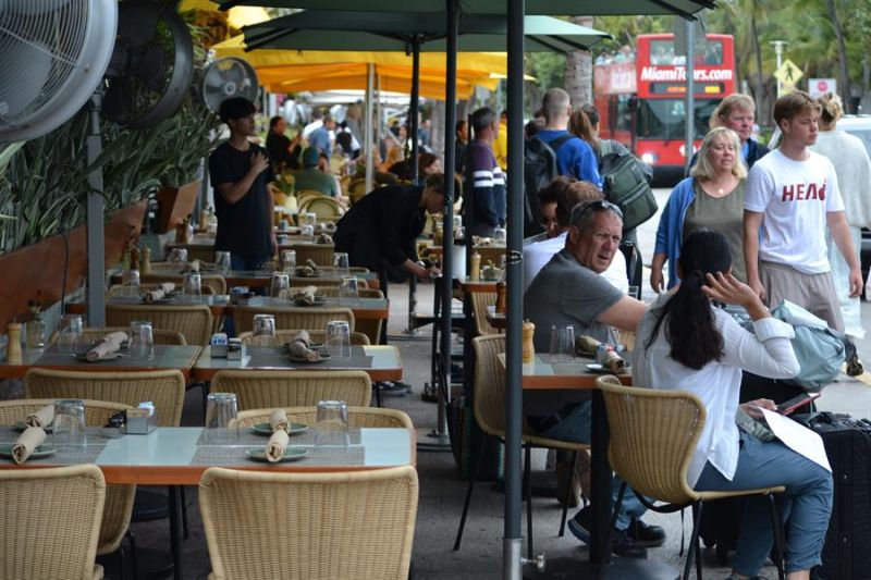 Foto de archivo de turistas que departen en la terraza de un restaurante en la calle de Ocean Drive, en Miami Beach, Florida (EE.UU.). EFE/ Antoni Belchi