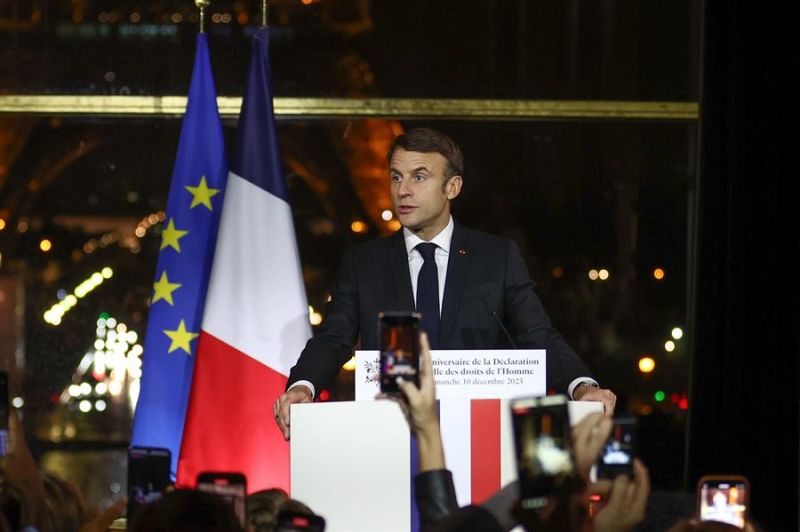 El presidente francés, Emmanuel Macron, en el Palacio Chaillot, ubicado en la plaza de Trocadero de París, donde el 10 de diciembre de 1948 la Asamblea General de las Naciones Unidas adoptó la Declaración Universal de los Derechos Humanos. EFE/EPA/MOHAMME