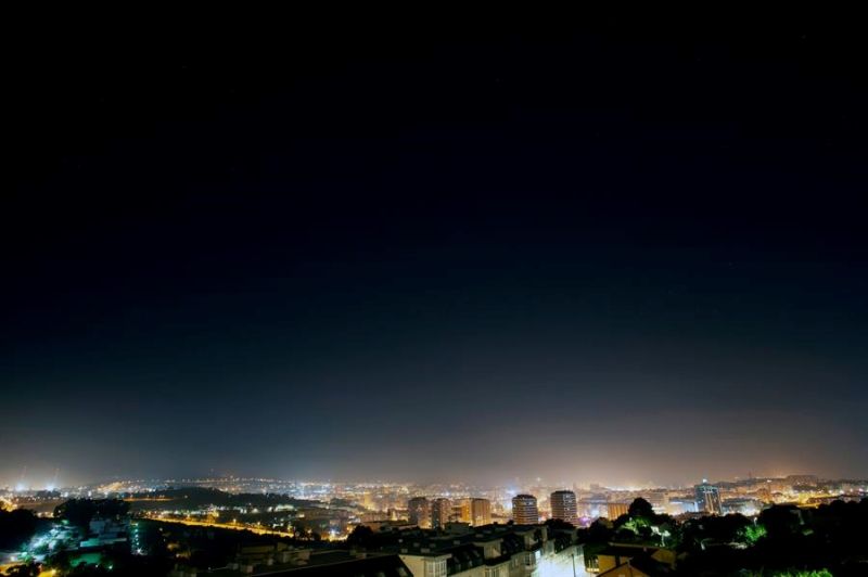 Imagen de archivo del cielo iluminado de A Coruña (Galicia). EFE/ Cabalar 01 130824