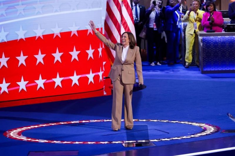 La vicepresidenta y candidata demócrata para los comicios generales de noviembre en EE.UU., Kamala Harris, sube al escenario durante la noche de apertura de la Convención Nacional Demócrata (DNC) en el United Center en Chicago, Illinois, EE. UU. 01 200824