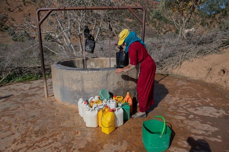 Una mujer extrae agua de un pozo de Marruecos en una imagen de archivo. EFE/EPA/Jalal Morchidi 01 260824