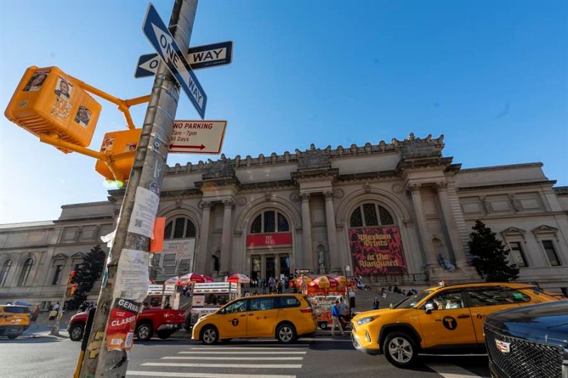 Fotografía de archivo que muestra la fachada del Museo Metropolitano (Met), en la Quinta Avenida de Nueva York. EFE/ Ángel Colmenares 01260225