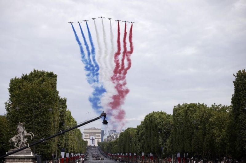 Aviones de la Patrulla de Francia vuelan sobre el Arco del Triunfo y los Campos Elíseos durante el desfile militar anual del Día de la Bastilla, en París, Francia, el 14 de julio de 2023. EFE/EPA/YOAN VALAT 01 140723