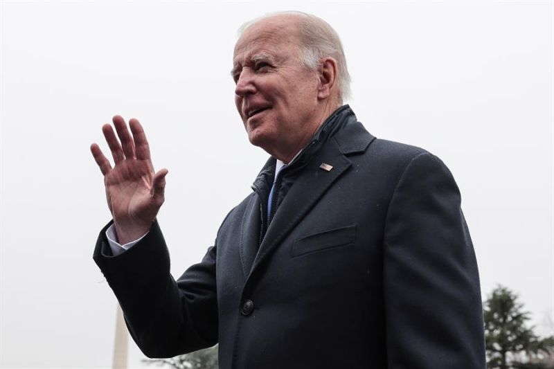 El presidente estadounidense, Joe Biden, habla con reporteros en la Casa Blanca, en Washington (EE.UU.), este 8 de diciembre de 2021.