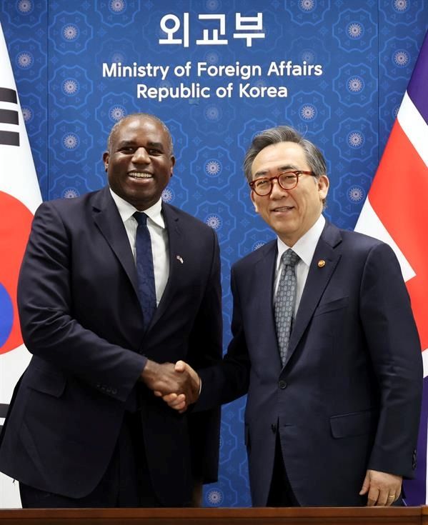 El ministro de Asuntos Exteriores de Corea del Sur, Cho Tae-yul (d), y el ministro de Asuntos Exteriores de Gran Bretaña, David Lammy (d), en el Ministerio de Asuntos Exteriores en Seúl, el 21 de octubre de 2024. EFE/EPA/YONHAP 01221024