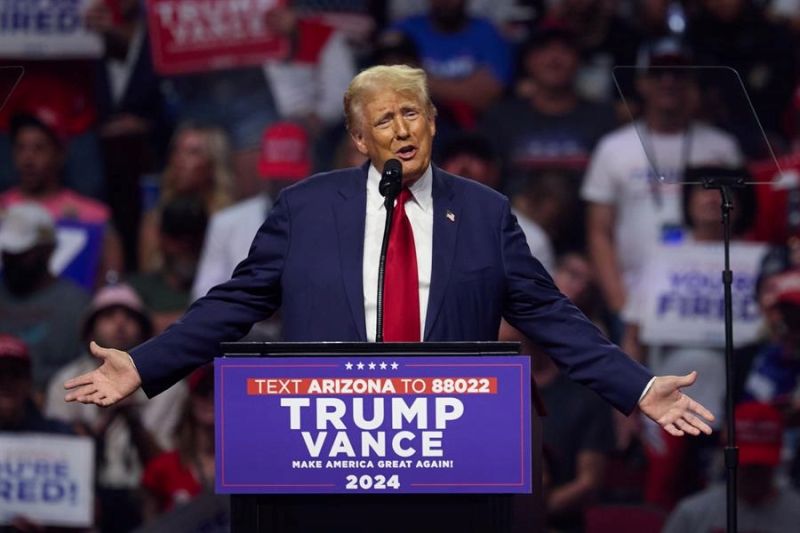 El candidato presidencial republicano Donald J. Trump habla en un mitin electoral en el Desert Diamond Arena en Glendale, Arizona, EE. UU., el 23 de agosto de 2024. EFE/EPA/Allison Dinner 01 280824