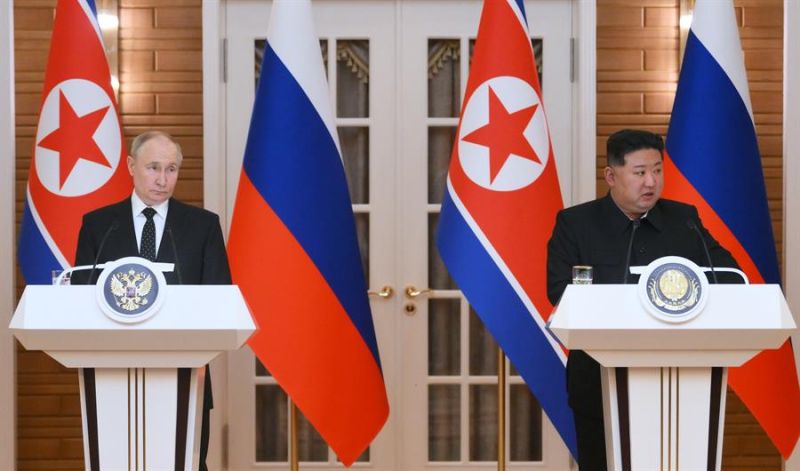 El presidente ruso Vladimir Putin (I) y el líder norcoreano, Kim Jong-un (D) en la residencia estatal Kumsusan en Pyongyang, el 19 de junio de 2024. EFE/