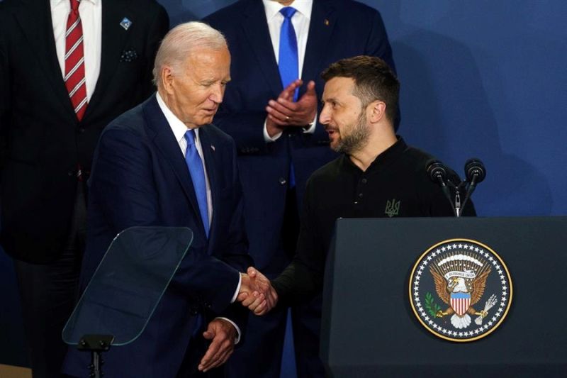 Fotografía de archivo del presidente de Estados Unidos, Joe Biden (i), y su hmólogo de Ucrania, Volodímir Zelensky (d), en Washington, DC. EFE/WILL OLIVER 01 200924