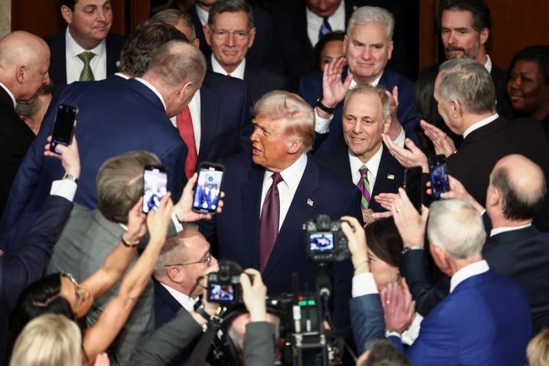 El presidente de EE.UU, Donald Trump, llega para pronunciar su discurso en el Capitolio de EE.UU. en Washington (EE.UU.). EFE/EPA/JIM LO SCALZO 01050325