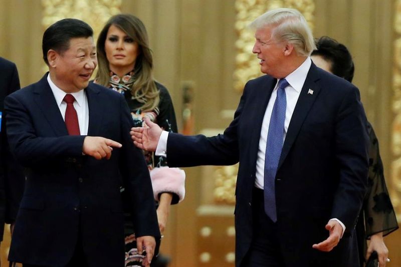 Fotografía del 9 de noviembre de 2017 de un encuentro en Pekín entre el entonces presidente de EE.UU., Donald Trump, y el presidente de China, Xi Jinping. EFE/ Thomas Peter / Pool 01121224