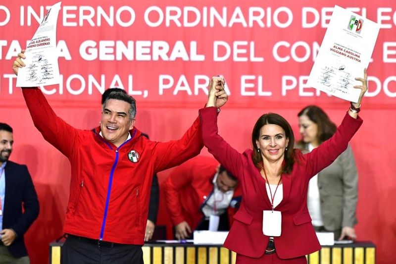 Fotografía cedida este domingo de Alejandro Moreno Cárdenas (i) y Carolina Viggiano Austria, durante la celebración por su reelección como presidente del Partido Revolucionario Institucional (PRI), en Ciudad de México (México). EFE/Partido R 01 120824