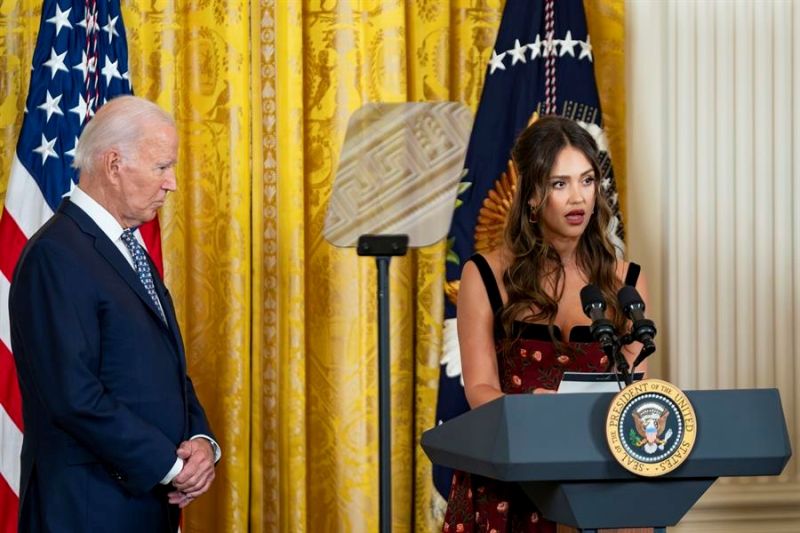 El presidente de Estados Unidos, Joe Biden (izq.), observa a la actriz y empresaria estadounidense Jessica Alba, quien habla durante una recepción en celebración del Mes de la Herencia Hispana en Washington, DC, el 18 de septiembre de 2024. EFE/B 01190924