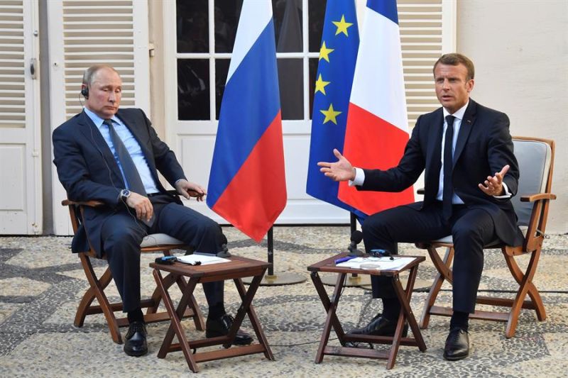 Imagen de archivo de una reunión entre el presidente francés, Emmanuel Macron (d) y el ruso Vladimir Putin, en Francia en 2019.