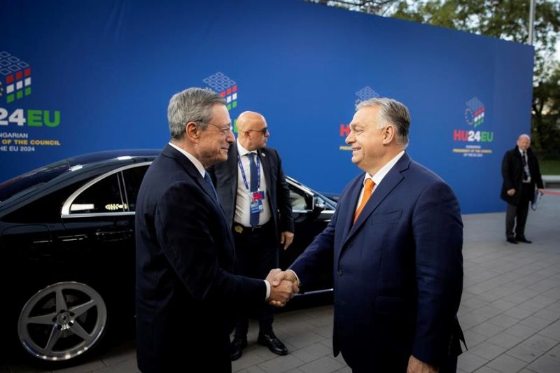 Budapest (Hungría), 08/11/2024.- El primer ministro húngaro, Viktor Orban (d) recibe al exprimer ministro italina y expresidente del BCE Mario Draghi (i) antes del comienzo de la Cumbre informal del Consejo Europeo. EFE/EPA/ZOLTAN FISCHER/ OFICINA  010811