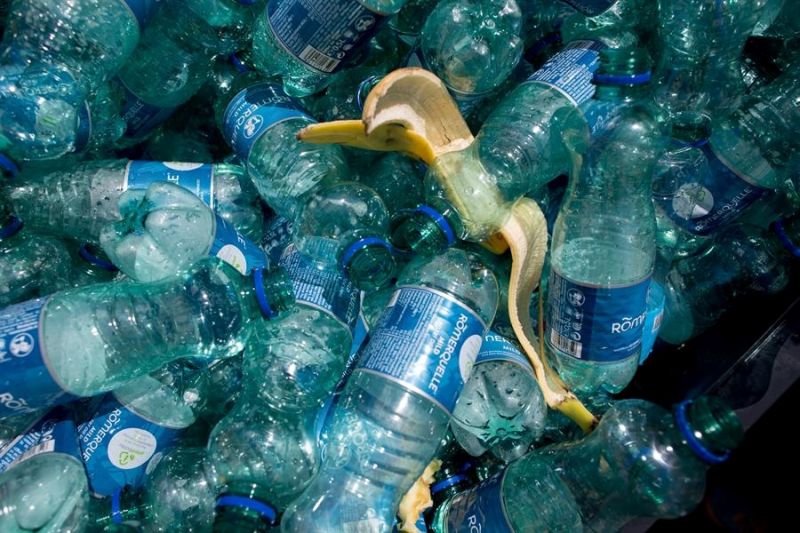 Imagen de archivo de varias botellas de plástico vacías y una piel de plátano en Viena, Austria. EFE/EPA/LISI NIESNER 01030125