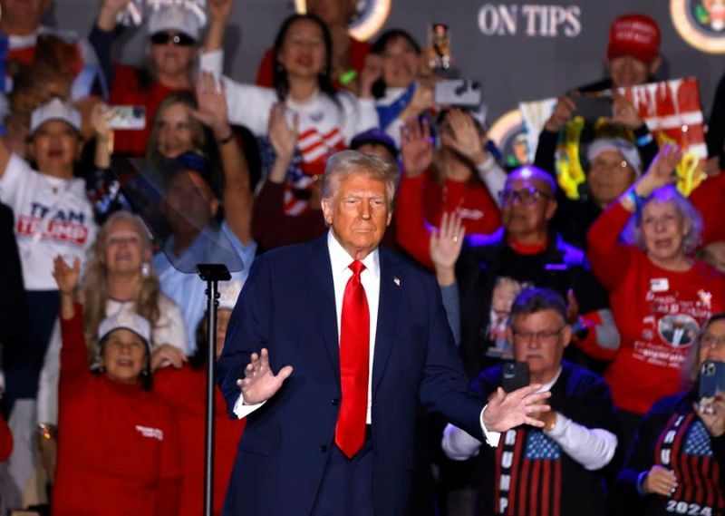 La gente aplaude mientras el presidente de Estados Unidos, Donald J. Trump, sube al podio para hablar en un evento en el Circa Resort y Casino en Las Vegas, Nevada, EE.UU., el 25 de enero de 2025. EFE/EPA/BIZUAYEHU TESFAYE 01270125