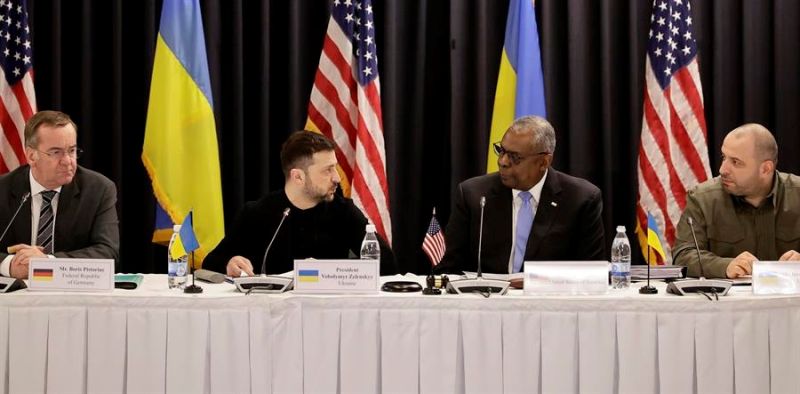 El presidente de Ucrania, Volodimir Zelenski (2 izq), habla con el secretario norteamericano de Defensa, Lloyd J. Austin III (2 dha), durante la reunión del Grupo de Contacto sobre Ucrania que se celebró en la base de Ramstein (Alemania). EFE/EPA/RONALD