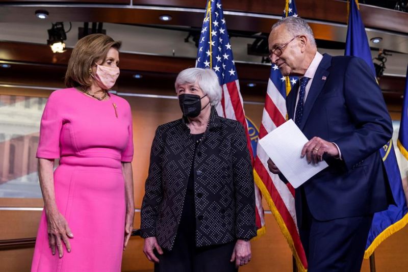 La presidenta de la Cámara de Representantes, Nancy Pelosi (i), la Secretaria del Tesoro, Janet Yellen (c), y el líder demócrata del Senado, Chuck Schumer, en conferencia de prensa en el Capitolio, en Washington (EE.UU.), este 23 de septiembre de 2021. 