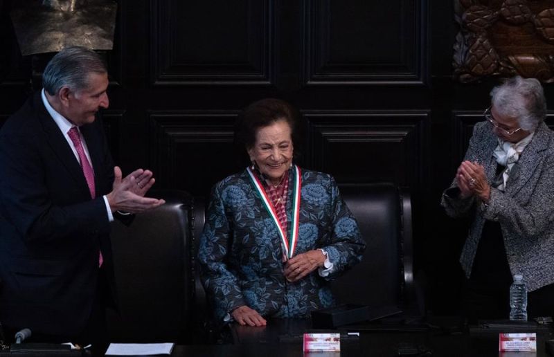 La política mexicana Ifigenia Martínez (c) es condecorada junto al secretario de Gobernación Adán Augusto López (i) y la presidenta del Senado de la República Olga Sánchez Cordero, durante un acto protocolario hoy en Ciudad de México (México).