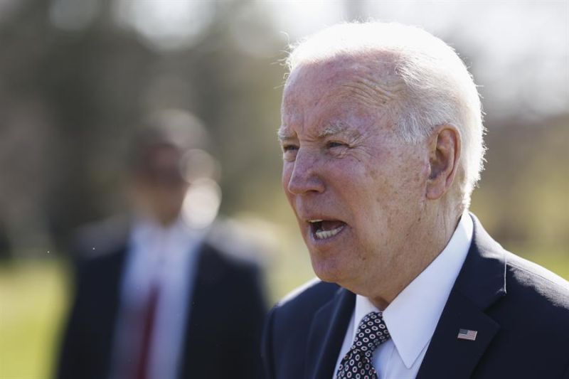 El presidente de Estados Unidos, Joe Biden, habla con los miembros de la prensa después de llegar a Fort Lesley J. McNair en Washington, este 4 de abril de 2022. 