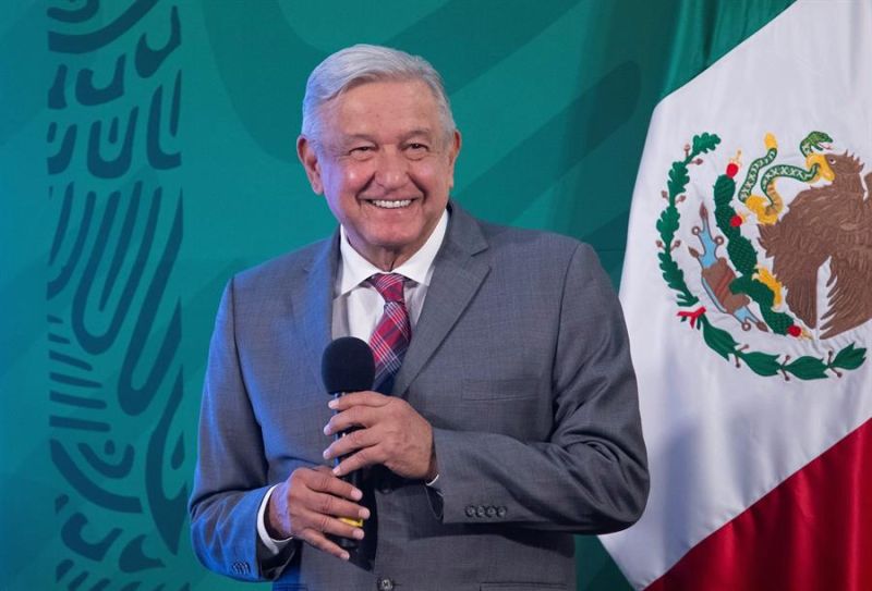 Fotografía cedida hoy por la presidencia de México, del mandatario mexicano Andrés Manuel López Obrador, durante una rueda de prensa matutina en Palacio Nacional de la Ciudad de México (México).