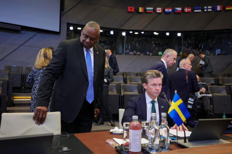 El secretario de Defensa de Estados Unidos, Lloyd Austin (Izq)., y el ministro de Defensa de Suecia, Pal Jonson, en el segundo día de la reunión de los titulares de Defensa de la OTAN, en la sede de la Alianza en Bruselas (Bélgica), 12 de octubre de 2023.