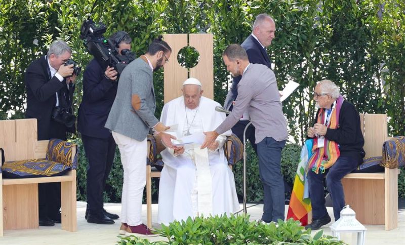 El activista por la paz israelí Maoz Inon (dcha) y el activista por la paz palestino Aziz Abu Sarah (izq) entregan la declaración de paz al papa Francisco durante la reunión "Arena de la paz: abrazo de justicia y paz" en Verona, Italia, el 18 de mayo efe