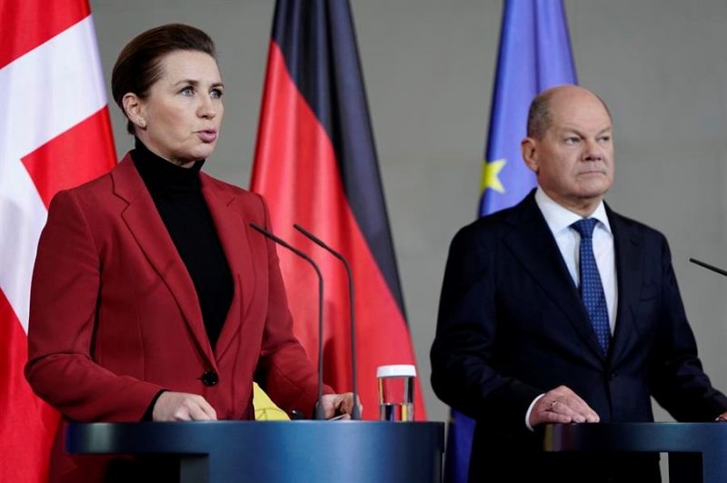 La primera ministra danesa, Mette Frederiksen, (I) y el canciller alemán, Olaf Scholz, (D) en una conferencia de prensa conjunta en Berlín, Alemania, el 28 de enero de 2025. (Dinamarca, Alemania)  EFE/EPA/MADS CLAUS RASMUSSEN DINAMARCA  01280125