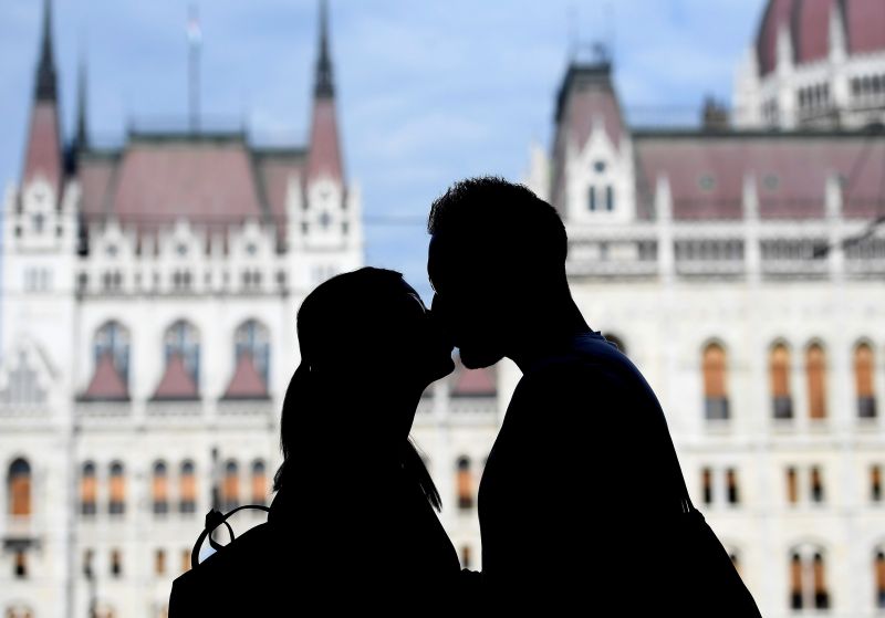 En el beso, la saliva interviene en ese estado de enajenamiento, ya que contiene hormonas sexuales como la testosterona.Foto: Tamas Kovacs