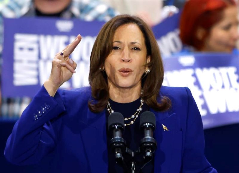 La candidata presidencial demócrata a la vicepresidenta de Estados Unidos, Kamala Harris, sube al podio para hablar durante un mitin de campaña en el Parque Regional Craig Ranch en North Las Vegas, Nevada, EE.UU., el 31 de octubre de 2024. EFE/EPA/BIZUAYE