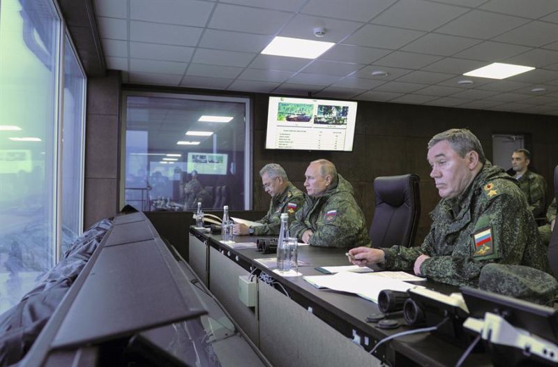 El presidente ruso Vladimir Putin (C), el jefe del Estado Mayor, Valery Gerasimov, (d) y el ministro de Defensa, Sergei Shoigu (i) observan unos ejercicios militares en el campo de entrenamiento Sergeevsky, el 6 de septiembre de 2022 01 120123