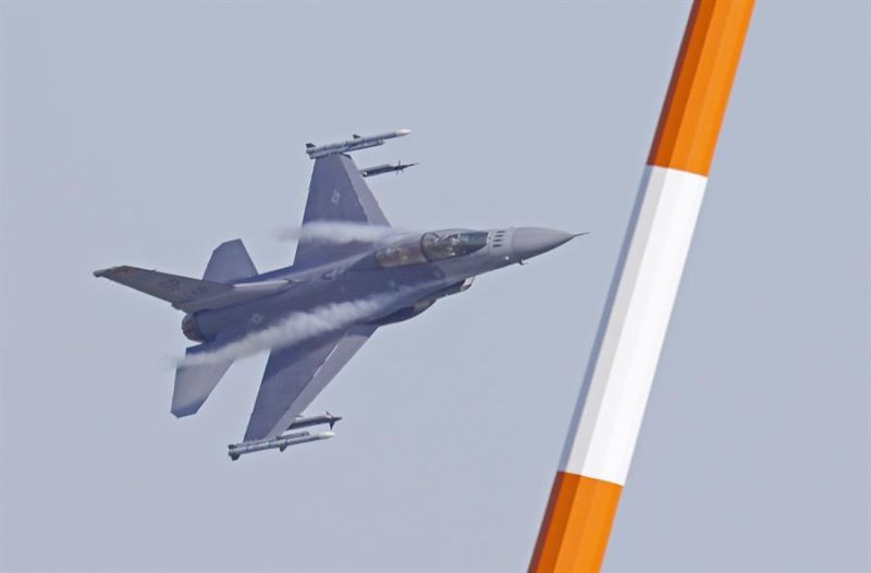 Un caza de combate estadounidense F-16 durante un entrenamiento del 'Air Defender 2023' en la base aérea de Spangdahlem el pasado miércoles. EFE/Ronald Wittek 01 200623