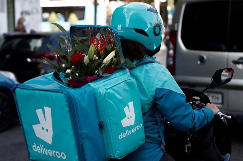 Un rider de Deliveroo lleva flores por encargo. 