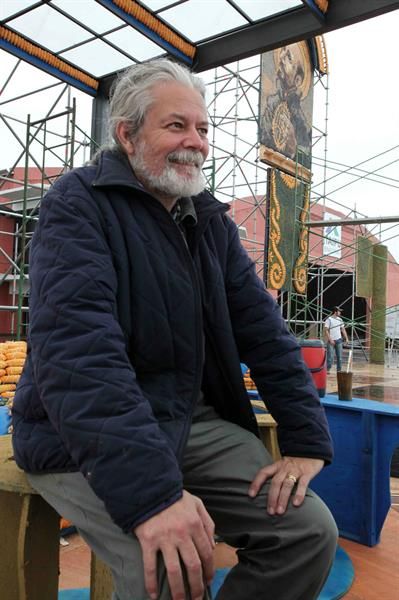 Fotografía fechada el 03 de julio de 2015 del artista plástico Koki Ruiz, sentado en una parte del altar del papa en la localidad de Luque a 15 kilómetros de Asunción (Paraguay). EFE/Andrés Cristaldo