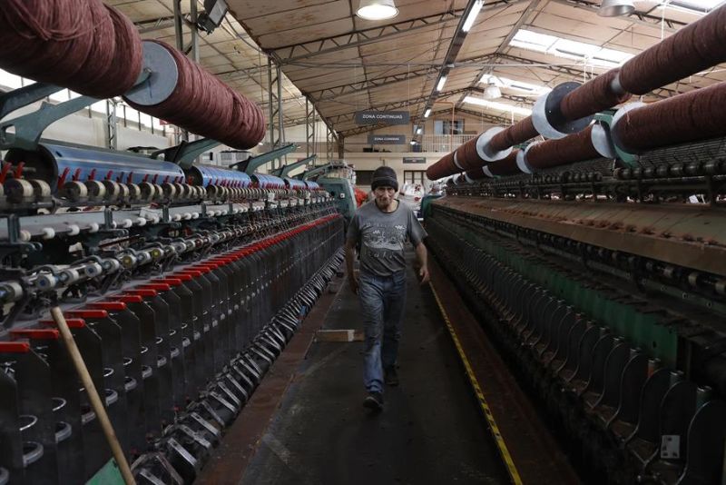 En la imagen de archivo, empleados de una empresa trabajan en el proceso de reciclaje de ropa, en Santiago de Chile (Chile). EFE/ Elvis González