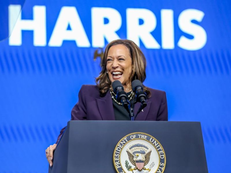 La vicepresidenta de EE.UU., Kamala Harris, interviene ante la convención de la Federación Americana de Profesores en Houston, Texas. EFE/LESLIE PLAZA JOHNSON 01 250724