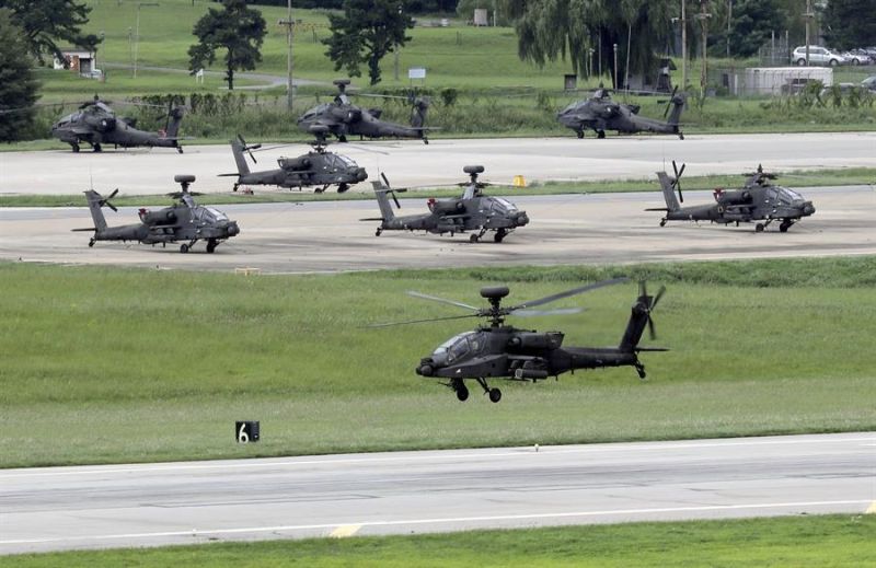 Un helicóptero apache despega de la base estadounidense Humphreys en Pyeongtaek durante unas maniobras conjuntas de Washington y Seúl.  01 181022