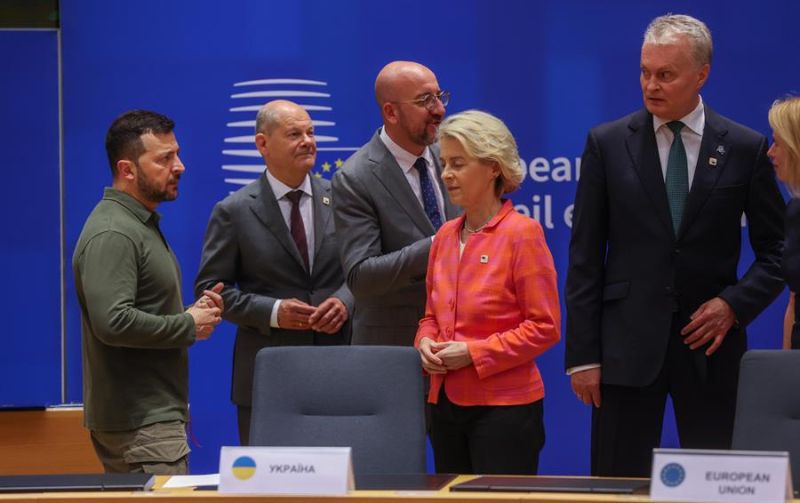 (De izquierda a derecha) el Presidente de Ucrania, Volodymyr Zelensky; el canciller federal alemán, Olaf Scholz; el presidente del Consejo Europeo, Charles Michel; la presidenta de la Comisión Europea, Ursula von der Leyen; Presidenta de la República efe