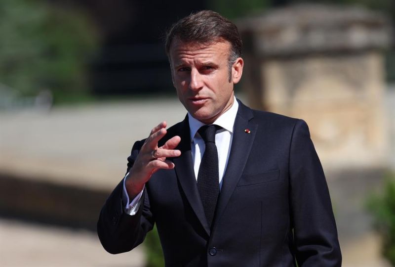 El presidente francés, Emmanuel Macron, hace gestos durante la reunión de la Comunidad Política Europea (CPE) en el Palacio de Blenheim, en Woodstock, Oxfordshire, Gran Bretaña, el 18 de julio de 2024. efe 01 190724