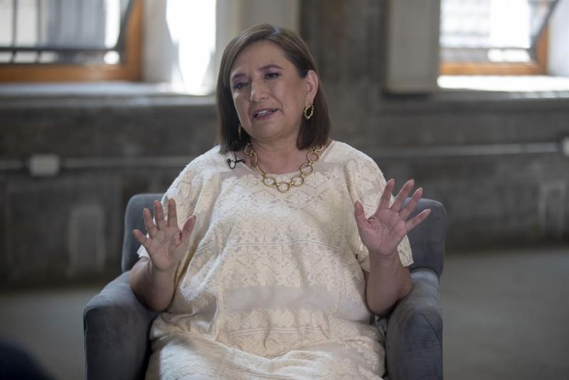 La candidata presidencial de la oposición mexicana, Xóchitl Gálvez, habla durante una entrevista con EFE este lunes, en el Palacio de Minería de la Ciudad de México (México). EFE/Isaac Esquivel 01 210524