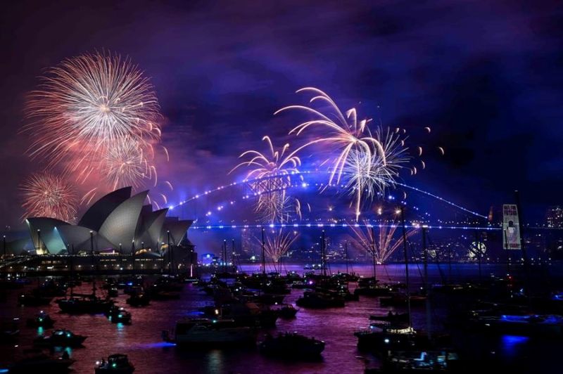 Fuegos artificiales en la bahía de Sydney (Australia), uno de los primeros lugares del mundo en dar la bienvenida a 2025. EFE/EPA/BIANCA DE MARCHI 01311224