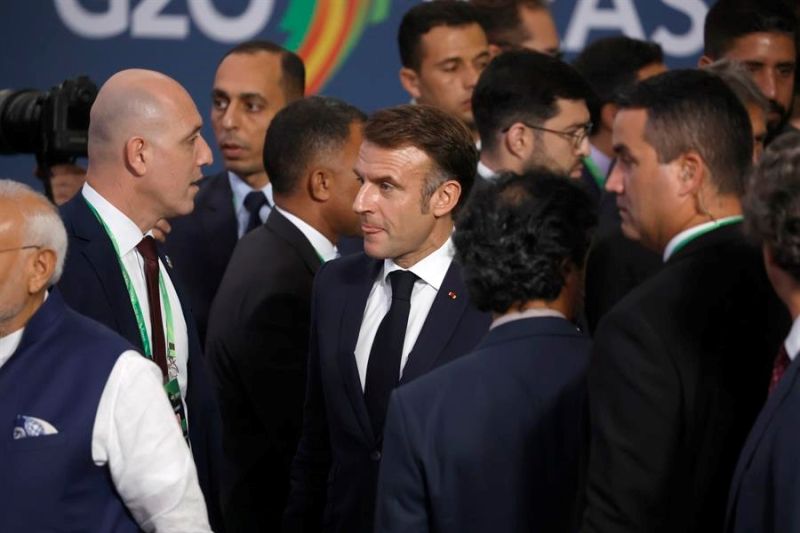 El presidente de Francia Emmanuel Macron (c), participa en la fotografía oficial al cierre del segundo día de la Cumbre de jefes de Estado del G20, este martes en Río de Janeiro (Brasil). EFE/ Antonio Lacerda o1201124