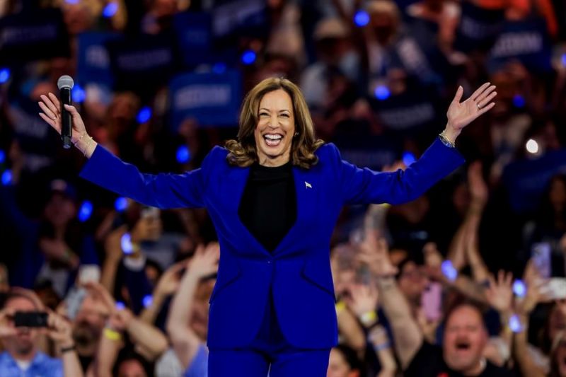 La candidata presidencial demócrata a la vicepresidenta estadounidense, Kamala Harris, participa en un mitin de campaña en el Fiserv Arena de Milwaukee este martes, en Wisconsin (Estados Unidos). EFE/EPA/ Justin Lane 01 220824