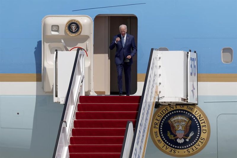 El presidente estadounidense, Joe Biden, sale del Air Force One a su llegada al aeropuerto Ben Gurion, en Lod, cerca de Tel Aviv, 01 130722