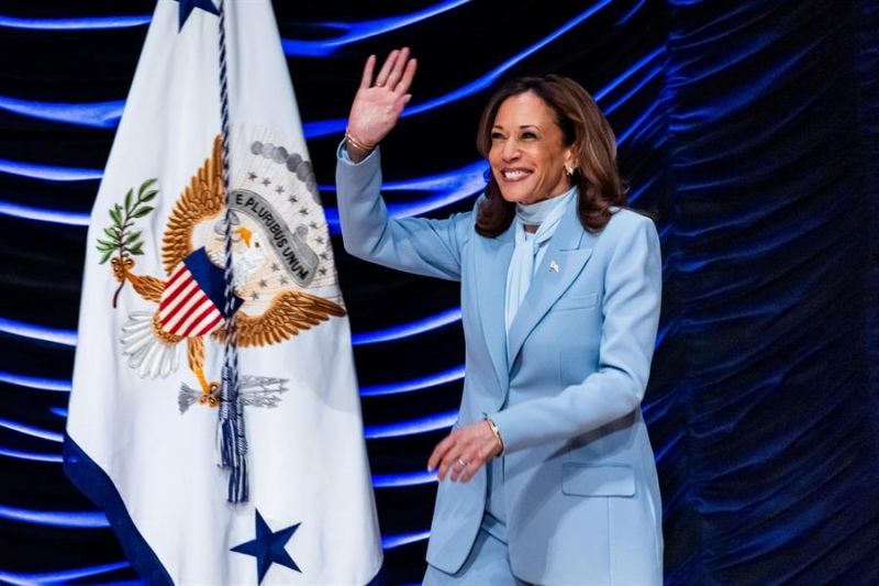 La vicepresidenta de Estados Unidos y candidata demócrata a la Presidencia, Kamala Harris, habla durante la inauguración del Mes de la Herencia Hispana en Washington (EE.UU.). EFE/EPA/JIM LO SCALZO 01 190924