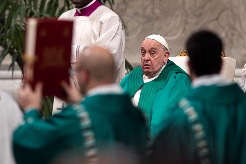 El papa Francisco (C) preside la misa dedicada a la Palabra de Dios celebrada en la basílica de San Pedro, Ciudad del Vaticano, el 26 de enero de 2025. EFE/EPA/ANGELO CARCONI 01270125